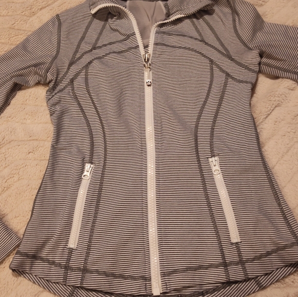 Like-New Lululemon Athletica Define Jacket Sz 6 - Picture 4 of 11